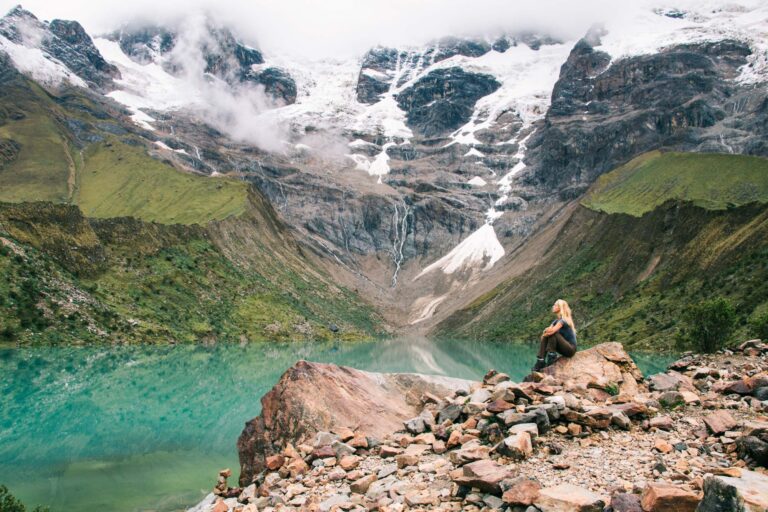 turista-sentada-serca-laguna-humantay-full